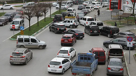 Çarşamba'da bayram yoğunluğu: Trafikte aksamalar yaşanıyor