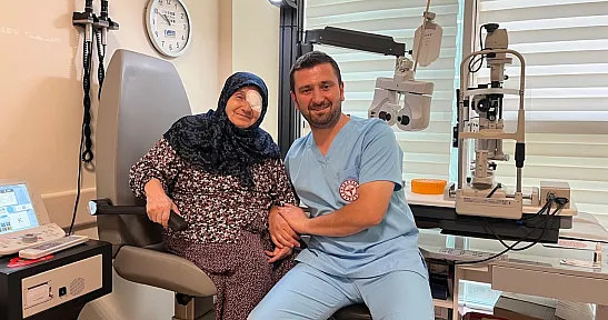 Katarakt hastası kadına doktor torunu ışık oldu