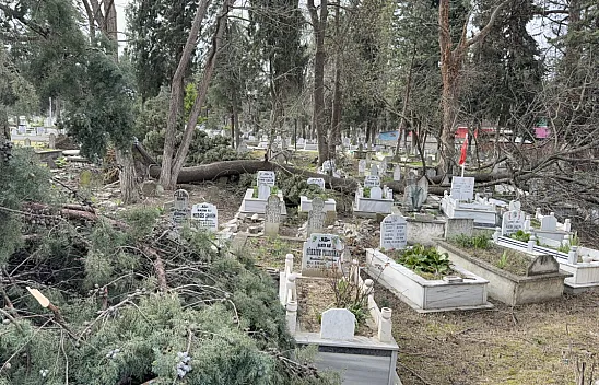 Alaçam'da fırtına mezarlıkta hasara yol açtı