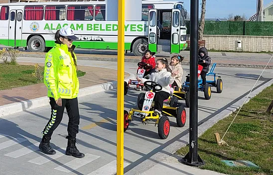 Alaçam'da polisten öğrencilere trafik güvenliği eğitimi