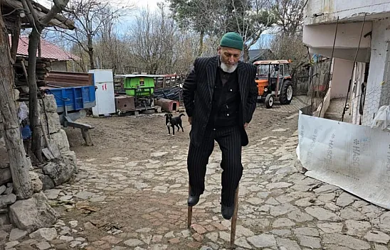 'Ayakcak' ile mahalleyi geziyor!