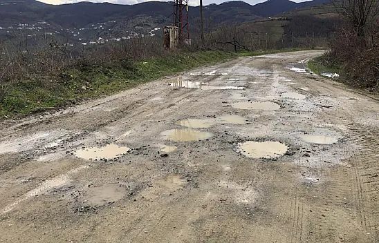 Ayvacık'ta 10 yıldır yapılmayan yol tepkisi 'Bu mahalle Ayvacık'a bağlı değil mi?'