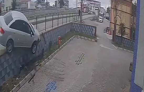 Bafra'da otomobil cami bahçesine uçtu
