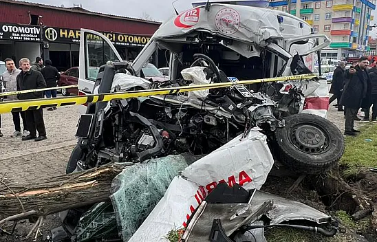 Ambulans, fındık yüklü kamyonla çarpıştı: 1 ölü, 3 yaralı