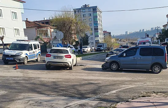 İki araç çarpıştı, 3 kişi yaralandı
