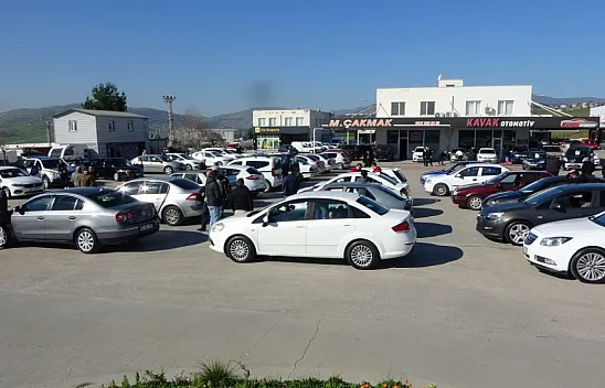 İkinci el oto pazarında satıcı yoğunluğu, alıcı durgunluğu