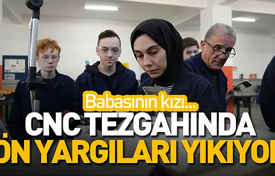 Kadın öğretmen torna tezgahında öğrencilere üretimi öğretiyor