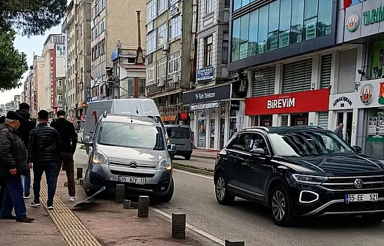 Kaldırıma çıkan hafif ticari araç levha ve dubayı devirdi