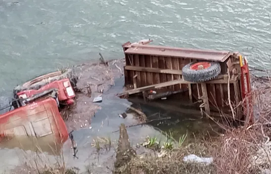 Kızılırmak'a devrilen traktör can aldı