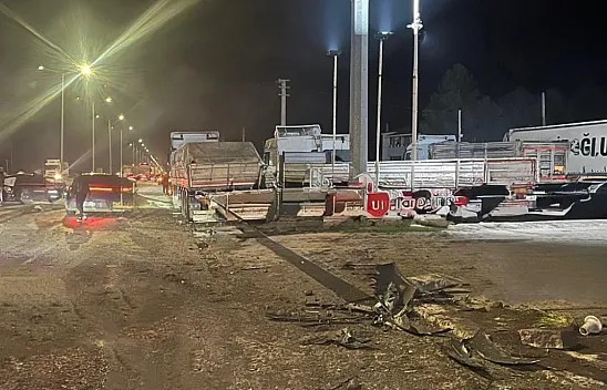 Ordu-Samsun kara yolunda kaza! Park halindeki tıra otomobil çarptı!