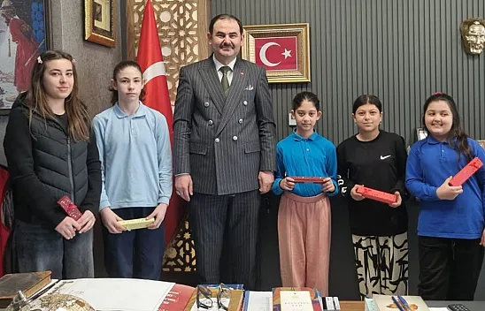 Ortaokul öğrencilerinden müzik ve şiir yarışmasında başarı