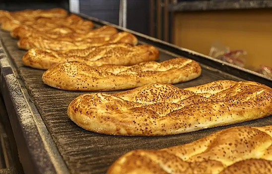 Alaçam Belediye Başkanı Ramazan Özdemir vatandaşlara pide dağıttı