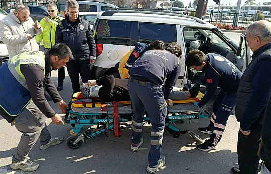 Refüje çarpan otomobil yan yattı: 1 yaralı