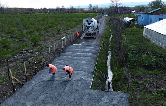 Salıpazarı'nda mahalle yolları betonla yenileniyor