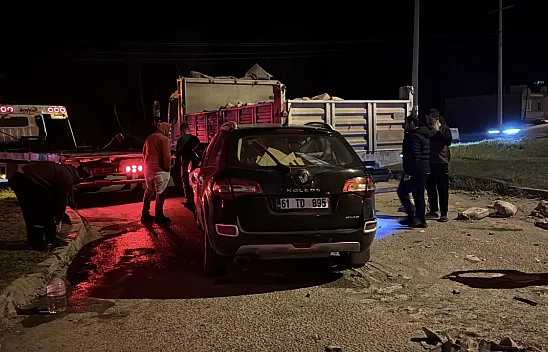 Samsun-Ankara Yolunda Feci Kaza! Çimento Yüklü Kamyon Cipi Biçti: 2 Yaralı