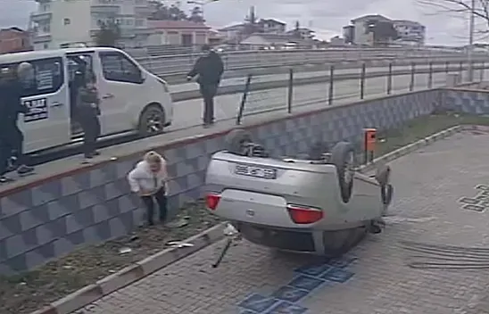 Samsun'da bir otomobil yoldan çıkarak devrildi
