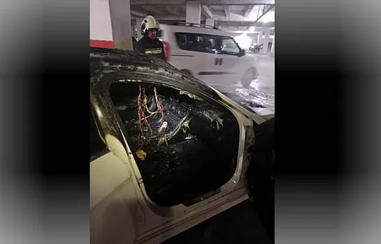 Samsun'da Kapalı otoparkta otomobil alev aldı
