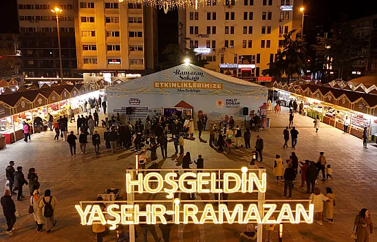 Samsun'da Ramazan coşkusu Cumhuriyet Meydanı'nda devam ediyor