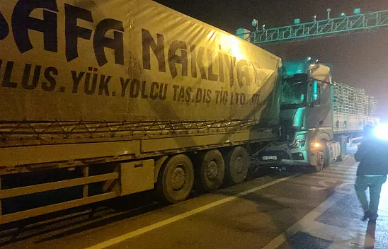 Sis perdesi kazayı getirdi! Tır tır'a girdi