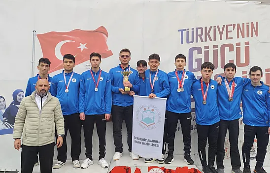 Tekkeköy Proje İmam Hatip Lisesi öğrencilerinden atletizmde başarı
