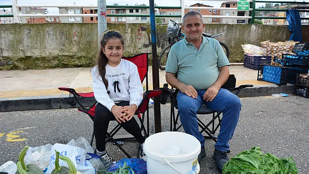 10 yaşındaki Azra, hasta babası için pazar tezgâhının başına geçti