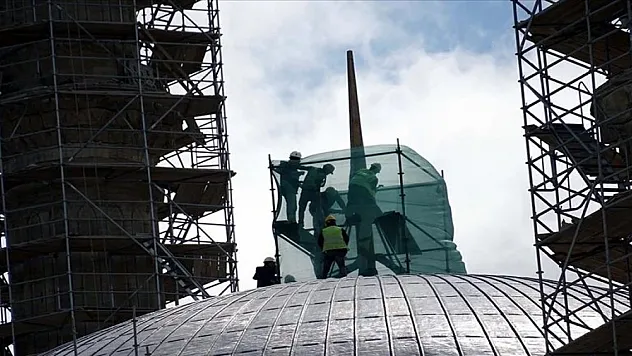 Selimiye Camisi'nde restoresi tamamlanan ana kubbe aleminin montajına başlandı
