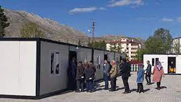 Deprem bölgesinde vatandaşlar sandık başına gitti