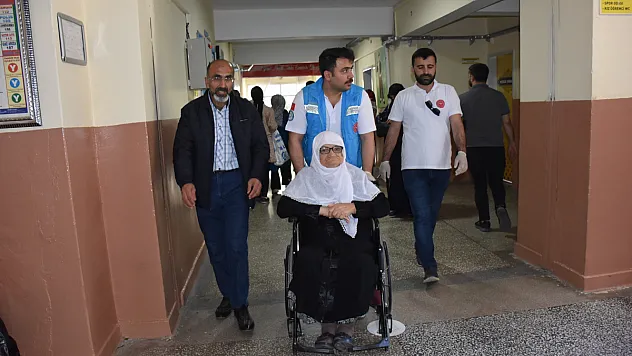 Siirt'te 85 yaşındaki kadının oy kullanması için ambulans seferber oldu