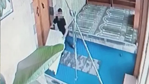 Camiden çalmak istediği yardım kasasının altında kaldı