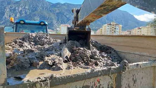 Yağmur suyu ızgaralarından kamyonlarca çöp çıkarıldı