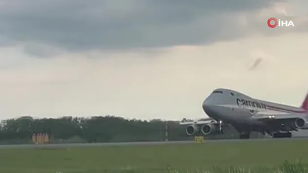 Acil iniş yapan kargo uçağının iniş takımı koptu