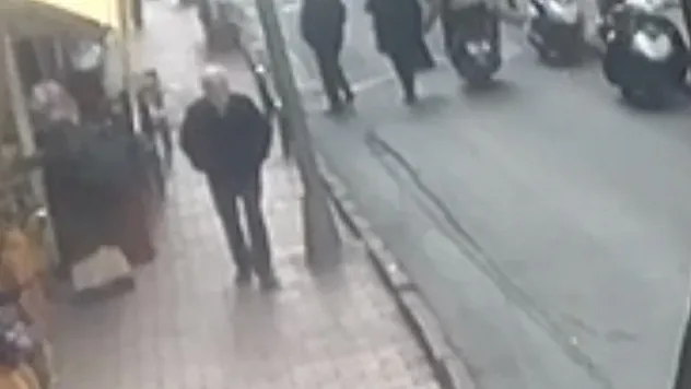 İstanbul'da yaşlı çifte kapkaç kamerada: Polis siyah bantlı plakadan çözdü