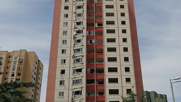 Depremde bir bölümü çöken binayı gören bir daha bakıyor