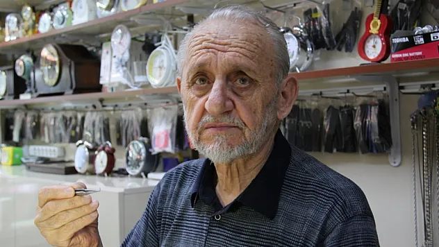66 yıldır saatlere ayar veriyor