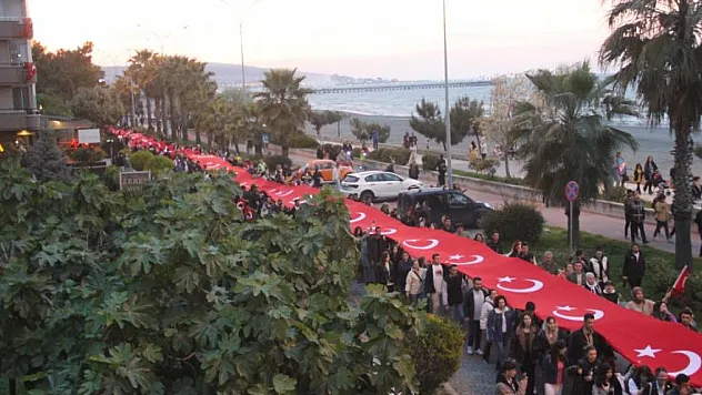 1919 metrelik dev Türk bayrağıyla yürüdüler