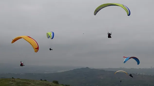 Yamaç paraşütçüleri 19 Mayıs'a özel Türk bayraklarıyla uçtu