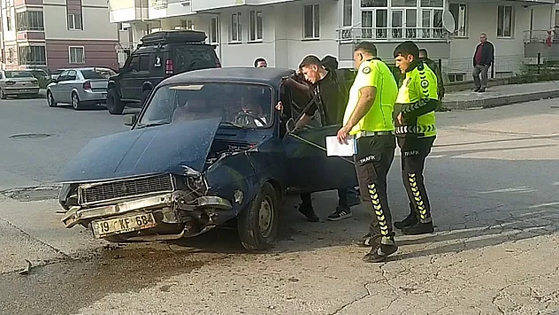 Otomobil, minibüsle çarpıştı: 2 yaralı