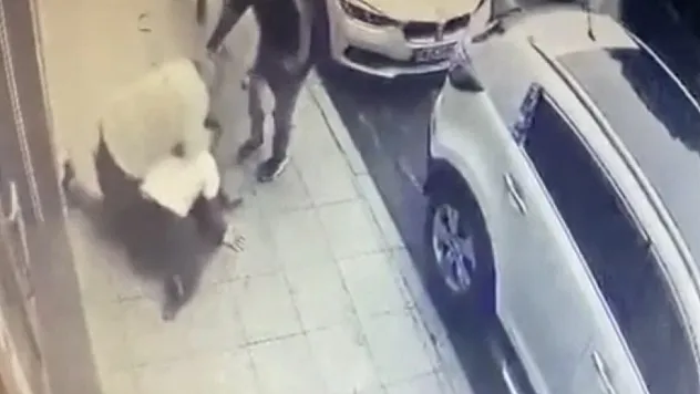 Dehşet anları kamerada: Müşterileri rahatsız edip para isteyen genci önce dövdü, sonra vurdu