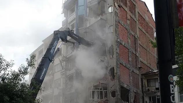 Ağır hasarlı binanın yıkımını film gibi izlediler