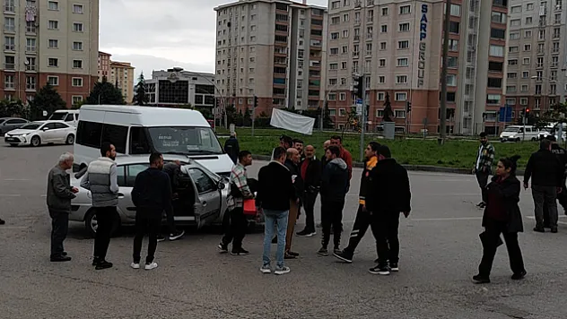 Otomobil ile yolcu minibüsü çarpıştı: 1 yaralı