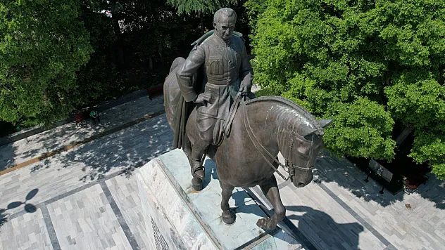 İBB'nin korumaya aldığı İsmet İnönü heykelinin tarihi caminin üzerine inşa edildiği ortaya çıktı