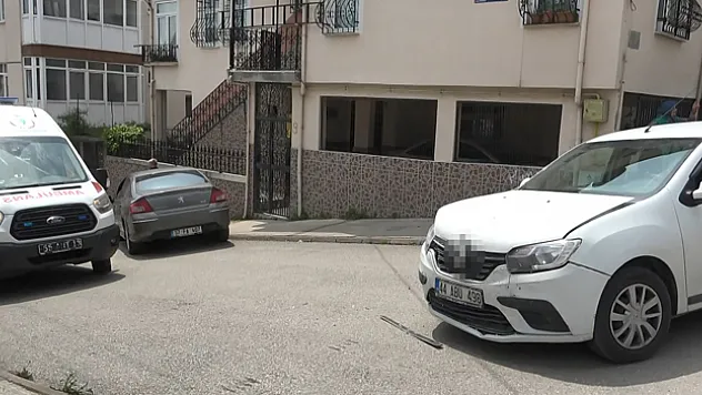 Sokak arasında otomobiller çarpıştı: 1 yaralı