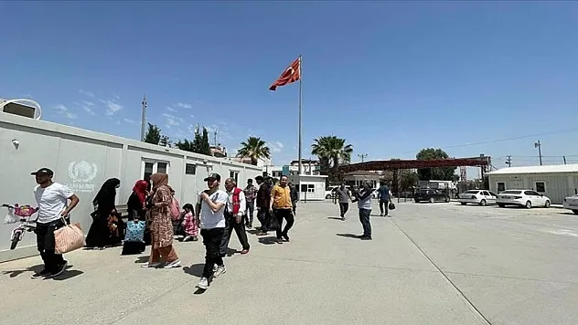 Suriyelilerin ülkelerine gönüllü geri dönüşü sürüyor