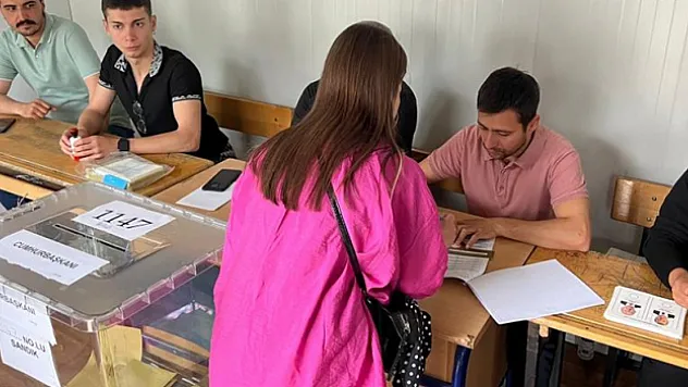 Depremin merkezi Kahramanmaraş'ta oy kullanma işlemi başladı