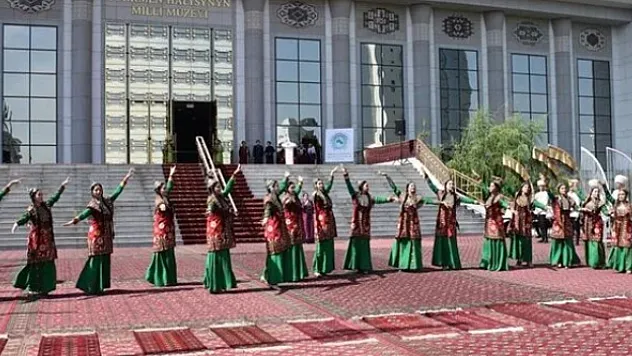 Türkmenistan'da 'Halı Bayramı' kutlandı