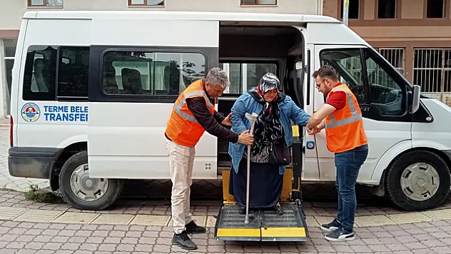 Terme Belediyesi, seçim günü vatandaşları sandığa engelsiz ulaştırdı