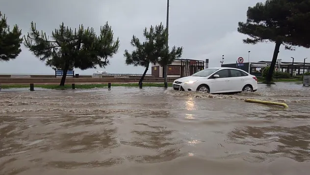 Samsun'da sağanak yağış yolları göle çevirdi