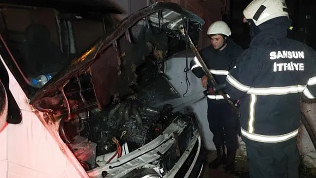 Park halindeki minibüste yangın çıktı