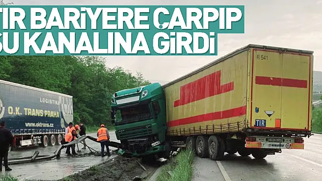 Samsun'da tır bariyere çarpıp su kanalına girdi