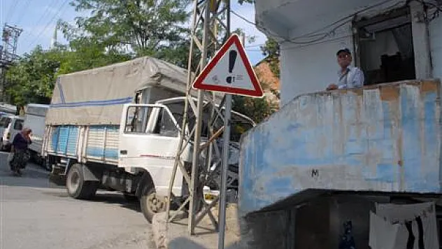 Kamyon duvara çarptı: 1 yaralı